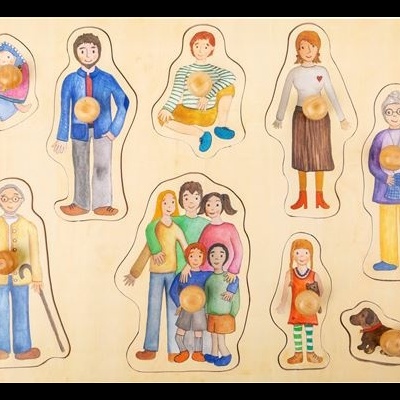 Puzzle de madeira com figuras humanas e um cão com pegas redondas