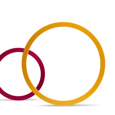 Dois anéis de plástico, um laranja maior e um vermelho menor, sobre fundo branco