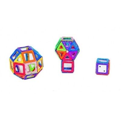 Três construções com peças magnéticas geométricas coloridas em fundo branco
