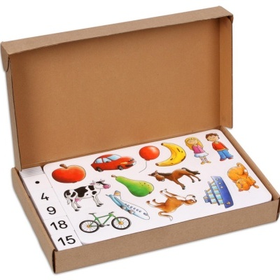 Cartão educativo com várias ilustrações coloridas em caixa castanha aberta