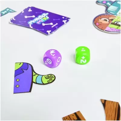 Peças de jogo de tabuleiro e dois dados coloridos em superfície branca