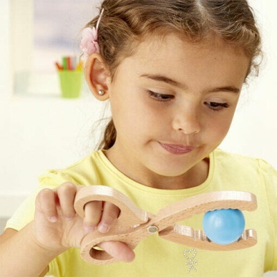 Menina com pinça de madeira e bola azul