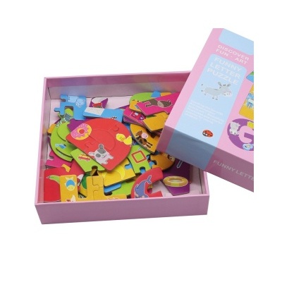 Quebra-cabeça infantil colorido em caixa rosa e azul com texto