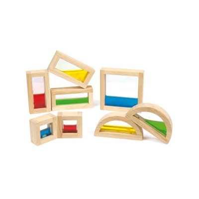 Blocos de construção de madeira com painéis coloridos translúcidos