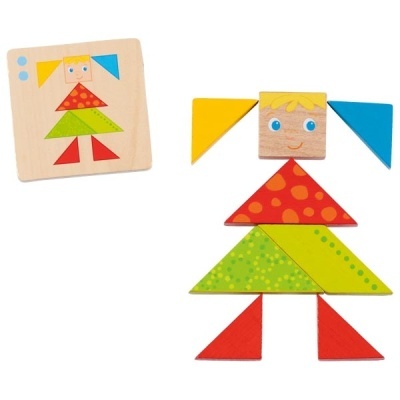 Puzzle de madeira com peças coloridas formando figura de menina ao lado de carta guia