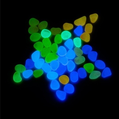 Pedras decorativas fluorescentes azuis, verdes e amarelas formando estrela