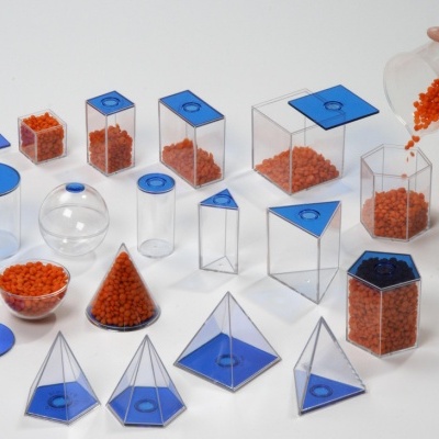 Recipientes plásticos transparentes com tampas azuis e lentilhas laranja.