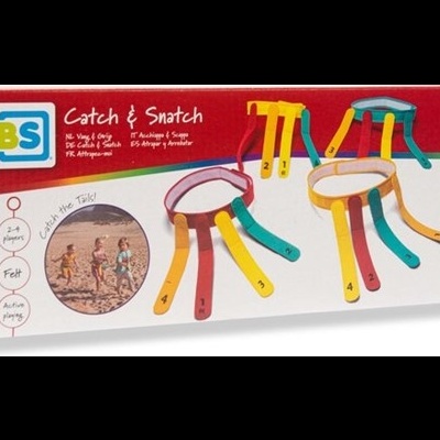 Caixa do jogo Catch & Snatch com argolas coloridas e crianças a jogar na praia