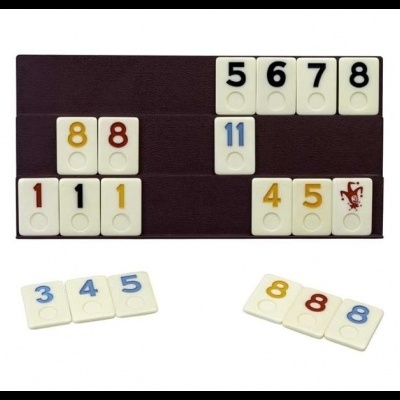 Peças de jogo dominó de plástico branco com números coloridos num suporte castanho