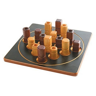 Jogo de tabuleiro em madeira com peças castanhas claras e escuras