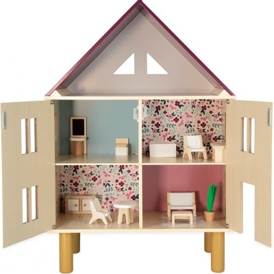 Casa de bonecas de madeira com portas abertas mostrando interior decorado com papel de parede floral e móveis pequenos.