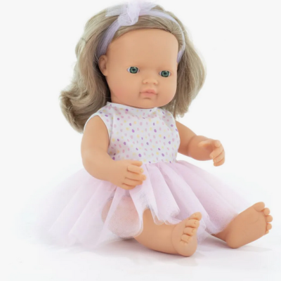 Boneca de plástico com vestido branco e saia de tule cor-de-rosa