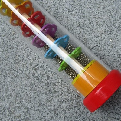 Tubo transparente com contas coloridas em fundo cinza