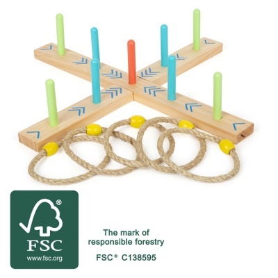 Jogo de argolas em madeira com pinos coloridos e argolas de corda próximo a selo FSC
