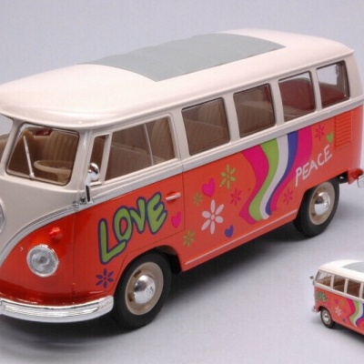 Miniatura de carrinha VW vermelha e branca com decoração 'LOVE' e 'PEACE'