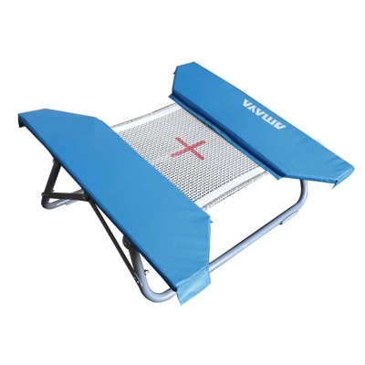 Trampolim quadrado com rede central e mantas azuis acolchoadas