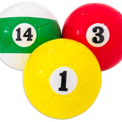 Três bolas de futebol coloridas com números 1, 3 e 14