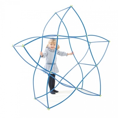 Estrutura de trepa azul em forma de estrela com criança no interior