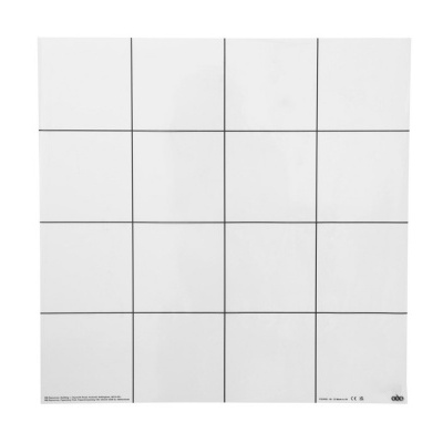 Azulejos brancos com divisórias pretas em grade em fundo branco