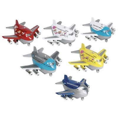 Brinquedos em forma de aviões coloridos com texto e flores, em fundo branco.