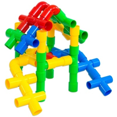 Brinquedo de construção com tubos plásticos coloridos em amarelo, verde, azul e vermelho