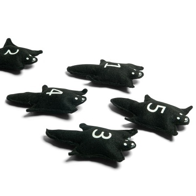 Cinco brinquedos de pelúcia pretos em forma de abelhas com números brancos