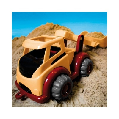 Carrinho de brincar tipo retroescavadora em amarelo, vermelho e cinzento na areia