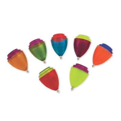 Conjunto de piões de várias cores sobre fundo branco