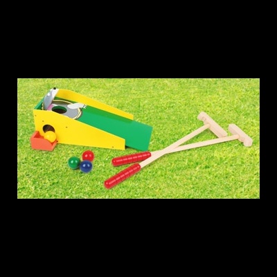 Jogo de croquet colorido para crianças com martelos e bolas sobre relva