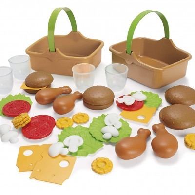 Conjunto de brinquedo de fast food com cestas, copos, pão, coxas de frango, alface, queijo, cogumelos e ananás.