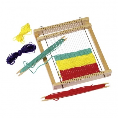 Tear de madeira com fios azul, amarelo e vermelho, e novelos de lã ao lado