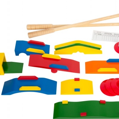 Jogo de mini-golfe colorido com tacos de madeira, bolas brancas e peças de várias cores