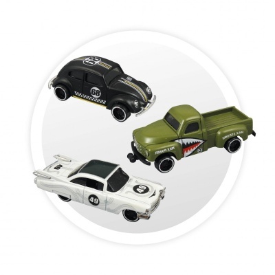 Três carrinhos de brinquedo em miniatura de cores e estilos diferentes