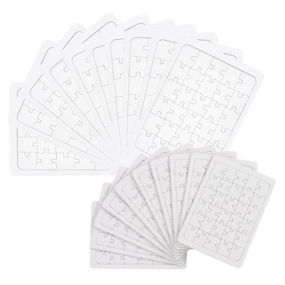 Peças de puzzle brancas feitas de papel-cartão, dispostas em leque