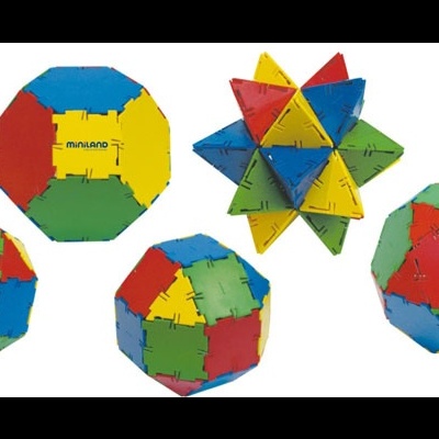 Quebra-cabeças 3D coloridos com formas poliedrais