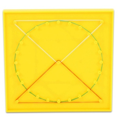 Base amarela com pinos e elásticos coloridos formando formas geométricas