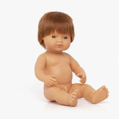 Boneca de bebé de plástico com cabelo castanho curto, sentada