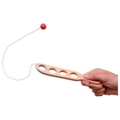 Brinquedo de madeira com corda e bola vermelha.