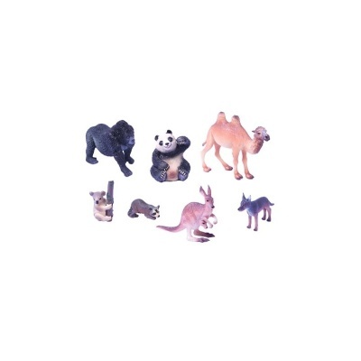 Sete miniaturas de animais em plástico colorido sobre fundo branco