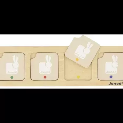 Tabuleiro de madeira com quatro quadrados deslizantes coloridos e marca JANOD