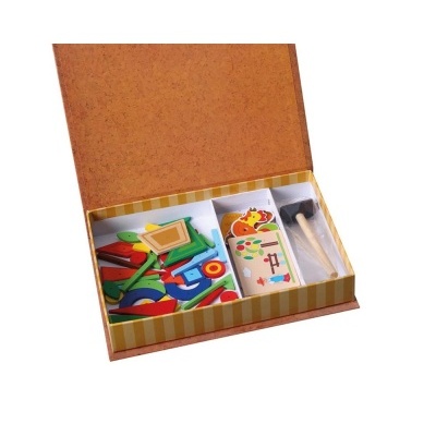 Jogo educativo de madeira com peças coloridas, cartas e martelo numa caixa castanha aberta