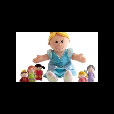 Conjunto de bonecos de tecido com uma boneca grande azul e vários bonecos pequenos coloridos