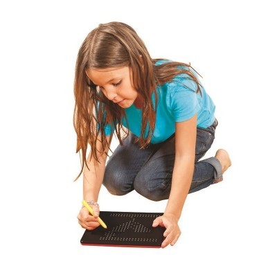 Menina a usar placa magnética preta com pinos, vestindo t-shirt azul e calças de ganga