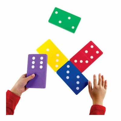 Dominós grandes coloridos com pontos brancos