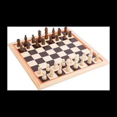 Tabuleiro de xadrez em madeira com peças claras e escuras