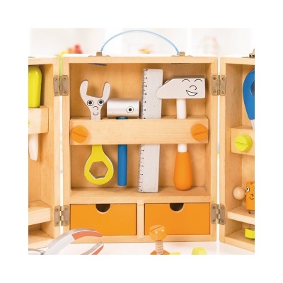 Conjunto de ferramentas de madeira coloridas para crianças num estojo de madeira aberto