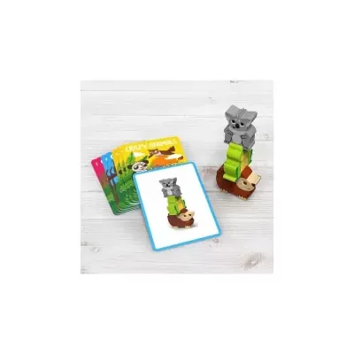 Jogo de cartas e peças de empilhar com animais de madeira coloridos.