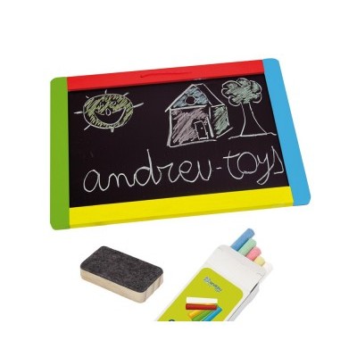 Placa de ardósia colorida com giz, apagador e caixa de giz