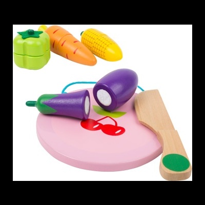 Brinquedo de legumes de madeira com tábua rosa e faca de madeira.