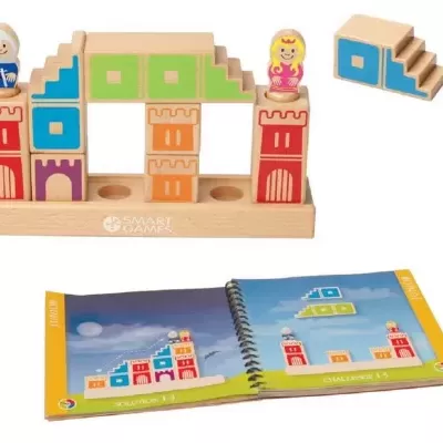 Jogo de construção infantil de madeira com peças coloridas e livro de instruções aberto